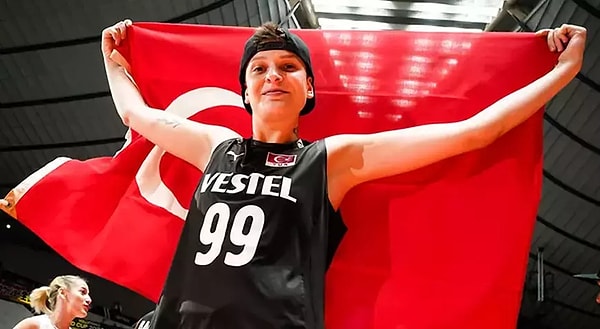 Milli takımda pasör çaprazı olarak Meryem Boz'la birlikte Tokyo Olimpiyatları'na katılan Ebrar Karakurt, kariyerinin 2. Olimpiyat'ı olan Paris'te maçlar öncesinde ABD merkezli Barron's dergisine röportaj verdi.