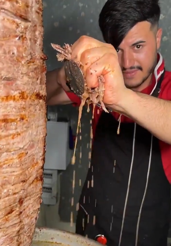 Dönerin yağını eliyle sıkan döner ustasına “Eldivenin icadı”na dair yorumlar geldi.