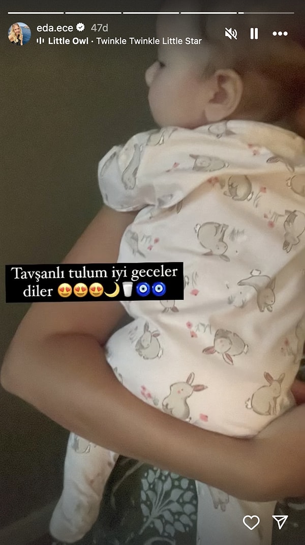 Geçtiğimiz dakikalarda ise Mina'sının yan bakışlı bir pozunu paylaştı güzel oyuncu! Uyku dertleri çoğalarak artıyor olacak ki Eda Ece'den "Bebeğim uyusun" temalı, bol emojili bir fotoğraf geldi. Mina'nın uyumaya hiç niyeti yokmuş gibi fıldır fıldır bakan gözleri de tavşan tulumu da kalp eritti!❤️