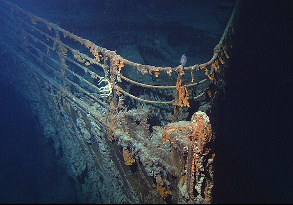 Yıllarca aranan Titanic enkazı birçok araştırma sonucundan bir deniz bilimci olan Robert Ballard tarafından 1985 yılında yani kazadan 73 sene sonra keşfedilmişti.