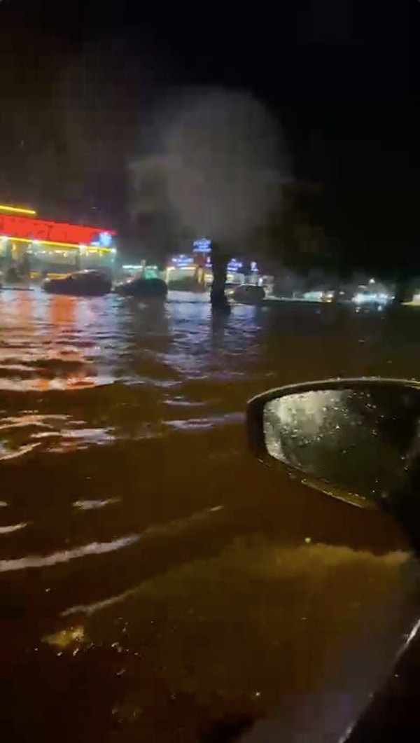 Akşam saatlerinde aniden bastıran yağmur bazı yolları göle çevirdi, trafikte araçlar giderken zorlandı.