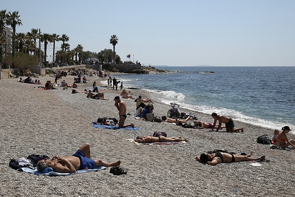 Son dönemde Covid varyantı FLiRT ile bağlantılı vakalar nedeniyle hastaneye yatışlarda artış görüldüğüne dikkat çekilen raporda, 8-14 Temmuz 2024 tarihleri arasında 669 Covid hastasının hastaneye kaldırıldığı açıklandı.