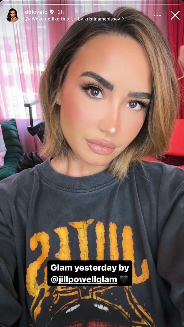 Demi Lovato yeni bir selfie paylaştı.