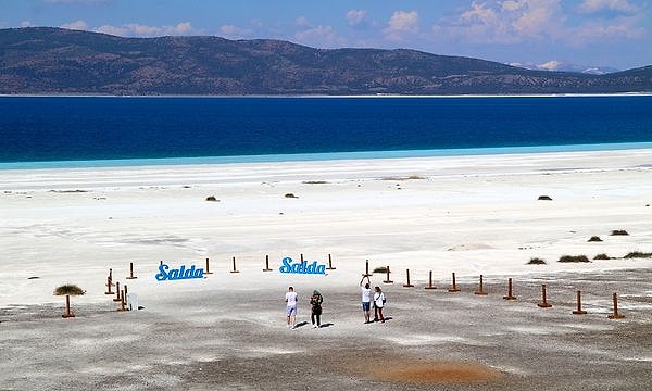 "Bugün Salda Gölü'ne basılan insan ayaklarının, ellerinin, atıklarının, salyalarının, terlerinin, döküntülerinin, atlı polislerin atlarının temas ettiği kıyı kesimleri kararmış durumda..."