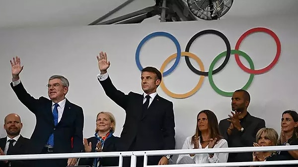 Organizasyonun açılış töreninde Uluslararası Olimpiyat Komitesi Başkanı Thomas Bach ve Fransa Cumhurbaşkanı Emmanuel Macron kameralara böyle el salladı.