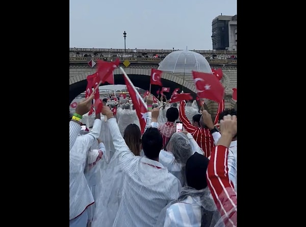 "Kırmızı, Beyaz, En Büyük Türkiye" sloganlarıyla geçitte ilerleyen sporcularımız, olimpiyat heyecanımızı ateşledi.