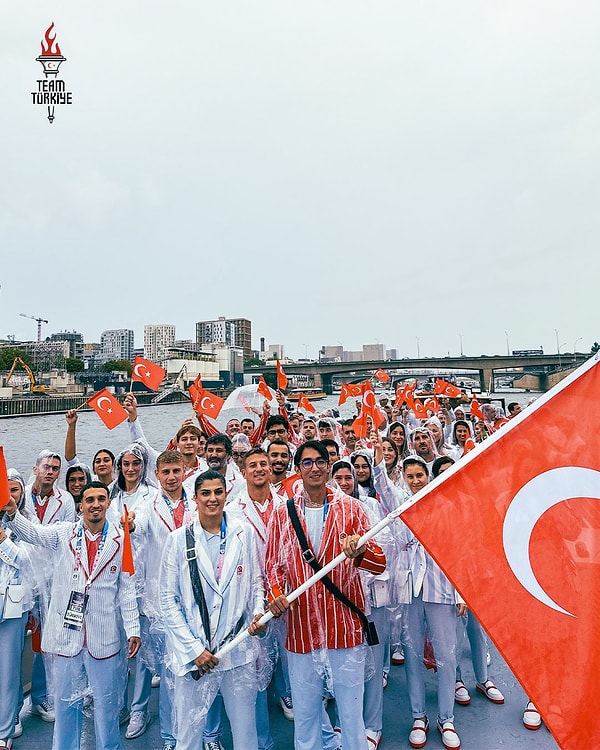 Seine Nehri'nden geçen kafilede Ay Yıldızlı bayrağımızı milli sporcularımız boksör Busenaz Sürmeneli ve okçu Mete Gazoz taşıdı.