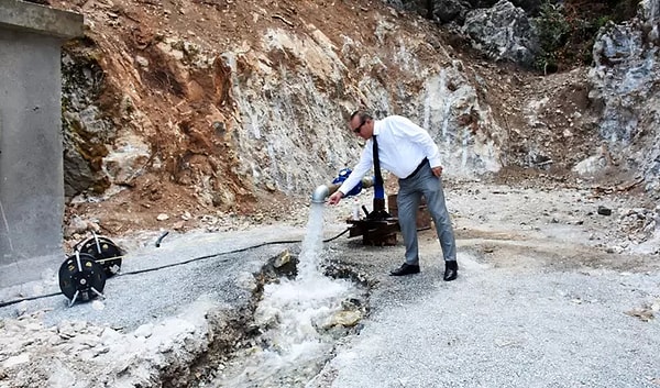 Beşparmak Dağları'nın eteklerindeki Çatalköy'de bulunan su kaynağında inceleme yapan KKTC Başbakan Yardımcısı Ataoğlu, basın mensuplarına açıklamalarda bulundu.