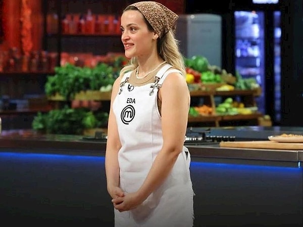 MasterChef Türkiye'de ana kadroya giren yarışmacıların hayatları merak konusu. Bunlardan birisi de ana kadroya 12. sıradan giren Eda Çağlayan. Peki MasterChef Eda kimdir? Yarışmaya nereden katıldı? Eda'nın yemek yapma tutkusu nereden geliyor? Soruların cevabı içerikte!