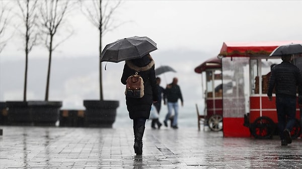 Meteoroloji Genel Müdürlüğü tarafından yayınlanan sarı kod uyarısından sonra sabah saatlerinde etkili olan yağmur sebebiyle trafikte aksamalar yaşandı.