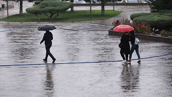 İBB Afet İşleri Dairesi Başkanlığı da İstanbul'da dün başlayan yağışların bugün öğlene kadar kuvvetli şekilde devam edeceğini ve yoğun şimşek, yıldırım ve kuvvetli rüzgarların beklendiği açıklandı.