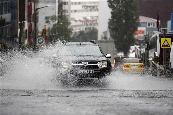 AKOM, 17.00’ye kadar yağması beklenen yağmur sebebiyle vatandaşları sel ve su baskınlarına karşı uyardı.