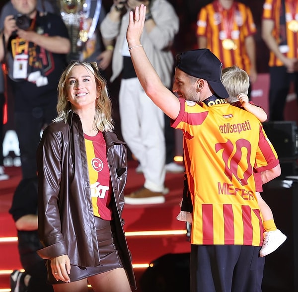 Geçtiğimiz sezon Galatasaray'ın şampiyonluk kutlamalarında DJ olarak yer alma hayalini dile getiren Dries Mertens'in eşi Katrin Kerkhofs, bu kez tüm gözleri üzerine çeken bir performansla sahnedeydi.