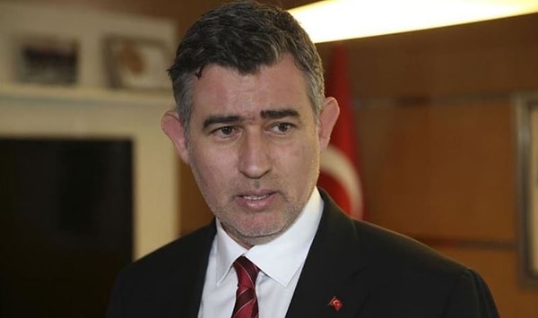 Geçtiğimiz günlerde CHP lideri Özgür Özel’in kendisini karşılamadığı için tepki gösterdiği Türkiye Lefkoşa Büyükelçisi Metin Fevzioğlu’nun görev yeri değiştirildi.