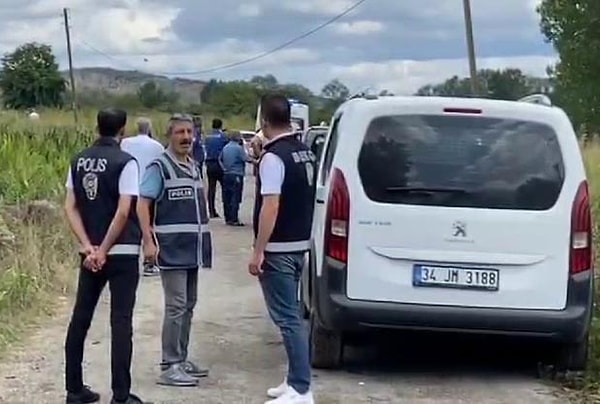 Saldırıda yaralanan Ahmet Soğuk’un kontrolünü yitirdiği otomobil, fındık bahçesine uçtu.