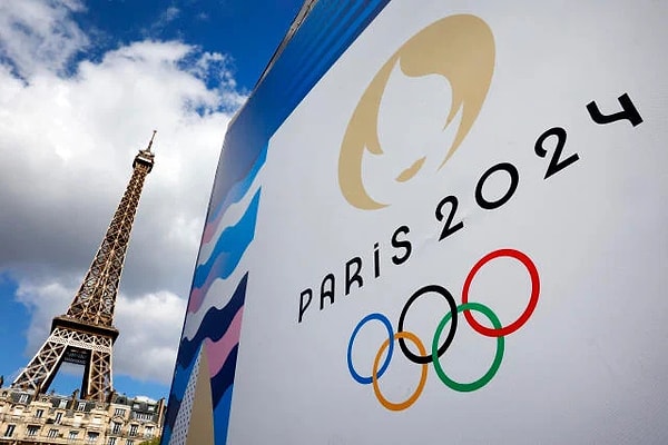 Paris'te düzenlenen 2024 Olimpiyat Oyunları kapsamında dün Sen Nehri'nde yapılan açılış töreninde, 6 bin 800 sporcu 85 tekneyle 6 kilometrelik güzergahta geçit yaptı. Yaklaşık 4 saat süren tören, canlı performansların yanı sıra hazırlanan videolarla desteklenen televizyon yayınlarıyla dünya genelinde takip edildi.