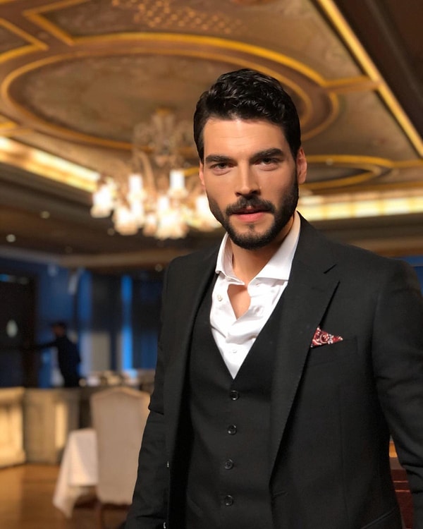 Hercai dizisindeki Miran karakteri ile gönüllerde taht kuran Akın Akınözü, 21 Temmuz'da bir süredir kanser tedavisi gören annesi Özlem Akınözü'nü kaybetmişti hatırlarsanız.