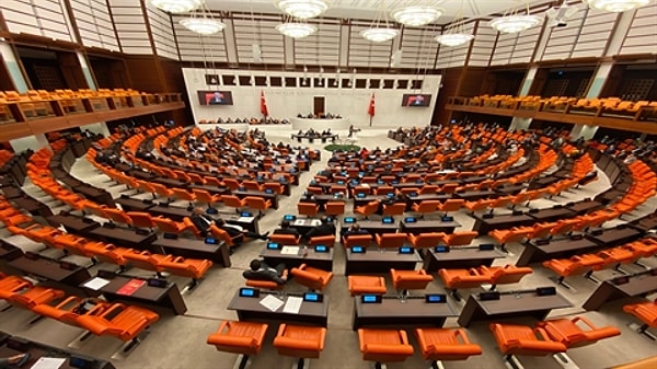 TBMM Genel Kurulu, 'Vergi Kanunu ile Bazı Kanunlarda Değişiklik Yapılmasına Dair Kanun Teklifini' görüşmek üzere Meclis Başkanvekili Bekir Bozdağ başkanlığında toplandı.