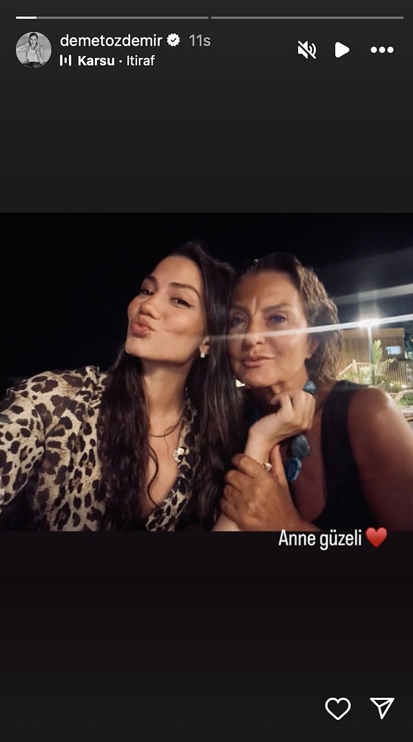 Demet Özdemir'den annesiyle sevgi pozu geldi.