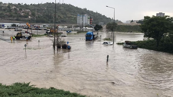 Yağışlar, özellikle Doğu Karadeniz kıyıları, Ordu, Artvin ve Ardahan çevrelerinde yerel olarak kuvvetli olacak.