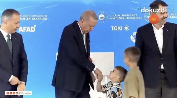 Erdoğan sahneye çıktığı sırada 2 çocuk koşarak yanına geldi.