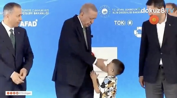 Çocuklardan biri Erdoğan'ın elini öpmeyince, çocuğa tokat attı.