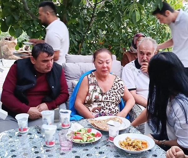 Faik Öztürk ile kızı Ümran Akaröz'ün de geldiği evde taziyeleri kabul eden Safiye Soyman'ın gözyaşları içindeki hali yürekleri paramparça oldu.