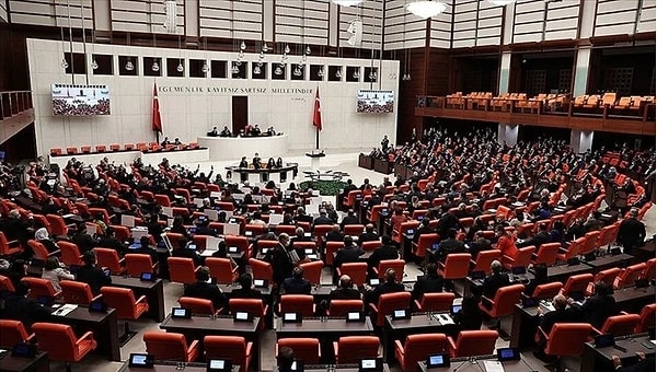 İYİ Parti'li Şenol Sunat, "Bu araştırma önergesi sadece bir vergi meselesi değil, aynı zamanda bir adalet ve ahlak meselesidir" derken CHP'li Rıfat Turuntay Nalbantoğlu ise "Eğer bu şirketler ekonomik ölçeklerde vergilerini ödemiş olsalar Türkiye'de gelir adaletsizliği ve yoksulluk bu seviyelere ulaşmaz" diye konuştu.