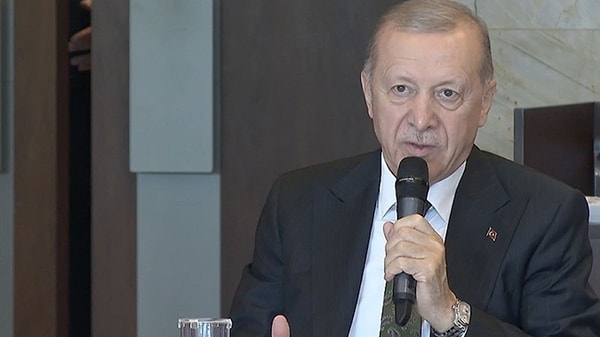 Cumhurbaşkanı Recep Tayyip Erdoğan memleketi Rize'de çeşitli ziyaretlerde bulundu. Partisinin Rize İl Teşkilatı'nda gündeme ilişkin değerlendirmelerde bulunan Erdoğan, İsrail'in Filistin'e yönelik saldırılarına ilişkin çarpıcı açıklamalar yaptı.