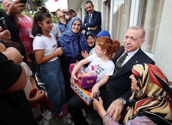 Erdoğan konuyla ilgili açıklamasında ', 'Biz nasıl Karabağ'a girdiysek, nasıl Libya'ya girdiysek benzerini onlara da yaparız. Yapmamak için hiç bir şey yok, sadece biz güçlü olmalıyız ki bu adımları atalım.' dedi.