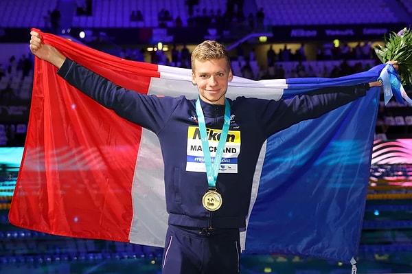 2023 yılında dünya rekoru kıran Leon Marchand, 400 metre bireysel karışıkta Phelps'in rekorlarını tarihe gömdü ve Olimpiyat rekorunun yeni sahibi oldu.