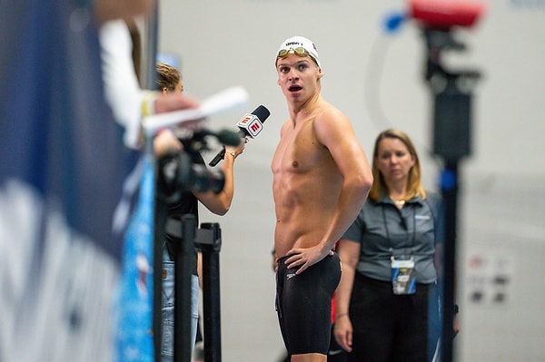 Leon Marchand, 4.02.50 ile Phelps'in 2008 yılında sahibi olduğu dünya rekorunu kırmayı da başardı.