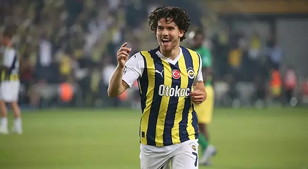 Fenerbahçe formasıyla 200 resmi maça çıkan 25 yaşındaki Kadıoğlu, toplamda 18 gol attı ve 22 asist kaydetti.