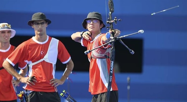 Dördüncü seti Kolombiya kazanmasına rağmen son sette güçlerini ortaya koyan milli gururlarımız başarılı atışlarla skoru 5-4 yaptı ve çeyrek finale yükselerek Hindistan'ın rakibi oldu.