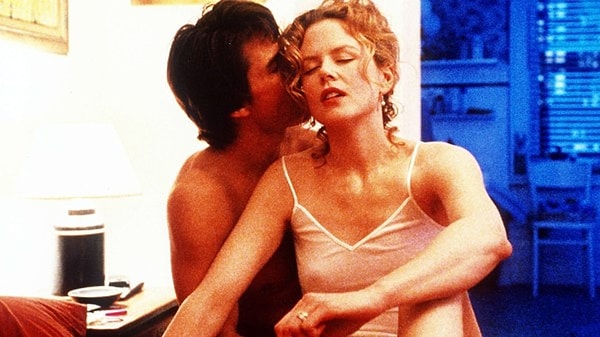 Eyes Wide Shut explores themes such as marriage, sexuality, fidelity, and mystery, and is still highly regarded today, thanks to the outstanding performances of Tom Cruise and Nicole Kidman, and Kubrick's meticulous direction.