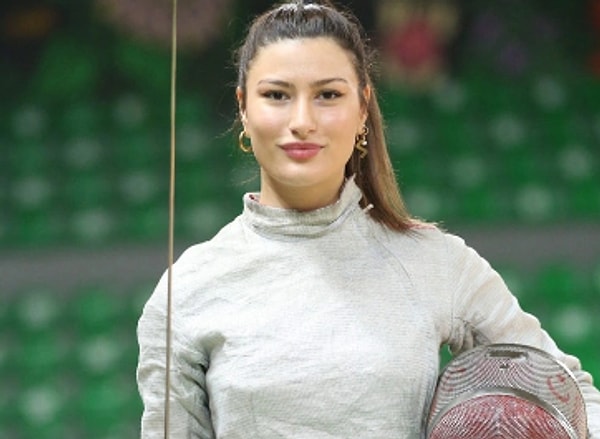 21 yaşındaki Samsun Büyükşehir Belediyespor sporcusu Nisanur Erbil, son 16 turunda Fransız Sara Balzer ile kaşı karşıya geldi ve mücadeleyi 15-5 kaybederek elendi.