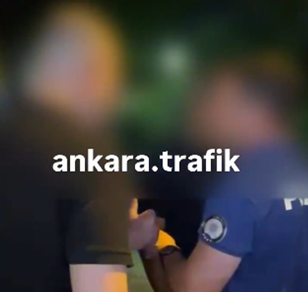 Araç sürücüsünün alkollü olduğu iddia edilirken, araçta bulunan kişiler polislerden aracın bakanlığa ait olduğunu belirterek kolaylık talep etti. Ancak polisler, bu talebi reddetti.