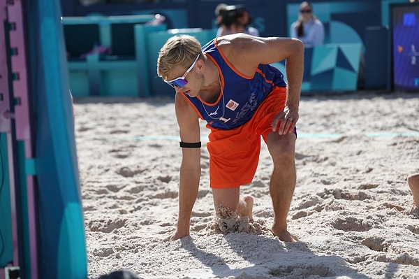 Hollanda plaj voleybolu takımında yer alan Steven van de Velde, 2016 yılında 12 yaşındaki bir Britanyalı kızı istismar etmekten suçlu bulunmuştu.