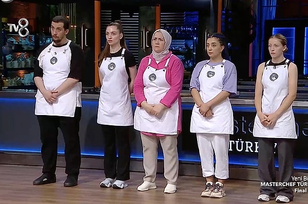 1. MasterChef Türkiye'de üçüncü gruptan 5 kişinin ana kadroya girmesinin ardından yedeklerin belirlenmesi için yarışılmıştı. Ancak yarışma tarihinde bir ilk oldu ve 3 kişinin belirlenmesi amaçlanırken yalnızca 1 kişi seçilebildi!