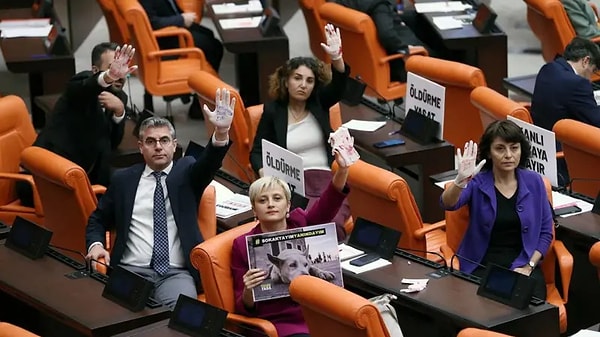 CHP Ankara Milletvekili Aliye Timisi Ersever dün akşam Meclis'te yaptığı konuşmada, "Bugün tarihe kara gün olarak geçecek. 'Evet' oyu verenleri ne tarih affedecek ne insanlık" dedi.