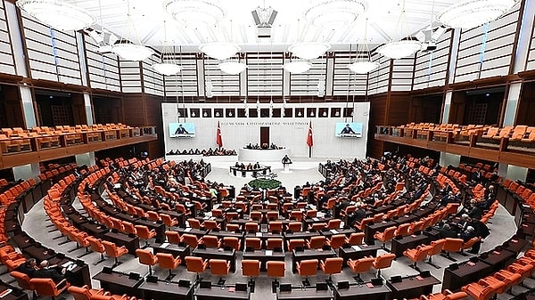 AK Parti ve MHP oylarıyla kabul edilen düzenlemeye göre; başıboş sokak köpekleri kısırlaştırılacak, aşıları yapılacak, sahiplendirilinceye kadar bakımları barınaklarda sağlanacak, yeniden sokaklara salınmayacak.