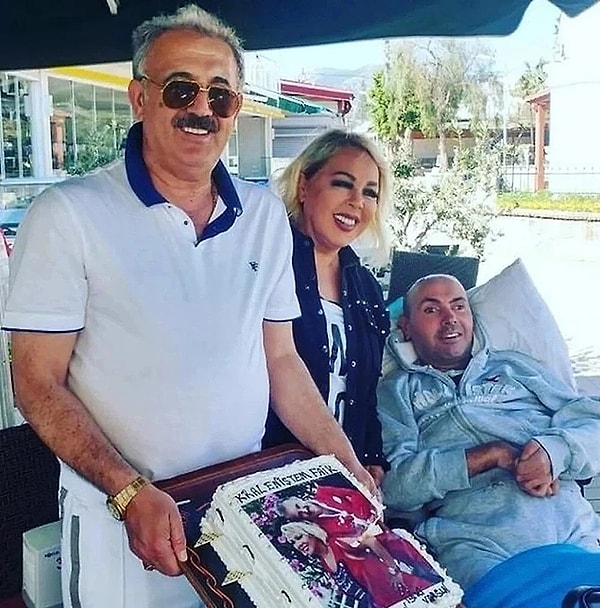 Geçtiğimiz günlerde ise Safiye Soyman ve oğlu Harun'dan acı haber gelmiş, Soyman, gece saatlerinde fenalaşarak hastaneye kaldırılan Akaröz'ün solunum yetmezliğine bağlı şikayet üzerine götürüldüğü hastanede tüm müdahalelere rağmen hayatını kaybettiğini açıklamıştı.