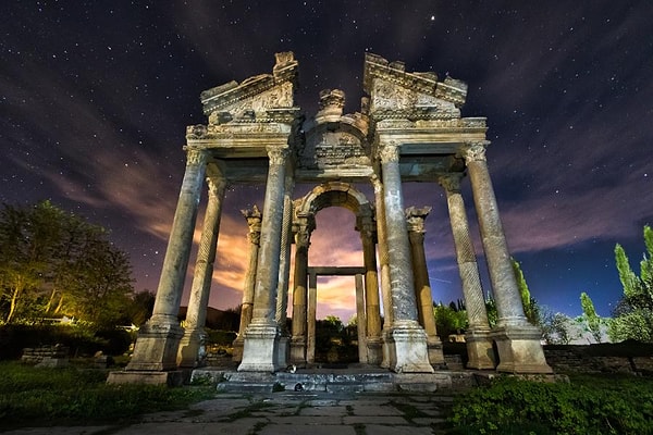 Aphrodisias Antik Kenti, Aydın'ın Karacasu ilçesi, Geyre Mahallesi içerisinde yer alıyor.