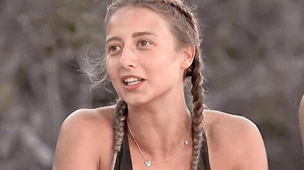 Survivor'da insanları mecburi arkadaşlık yaptığını ama yarışmanın ardından konuşulacak bir şey kalmadığı için ayrılıkların yaşandığını belirten Aleyna, "Olayı hatırlamıyorum ama konuşmuyorsam kesin ayıp etmiştir bana" sözleriyle gündem oldu.