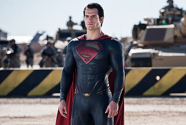 Tabii 2010'lara geldiğimizde bu ikonik iç çamaşırının çıkarılmış olduğunu görüyoruz. Örneğin; 2013 yapımı Man of Steel filmine baktığımızda Süperman'ın kıyafetinin rengi koyu ve iç çamaşırı yok.Nedeni de tahmin edeceğiniz gibi Superman'in tarihsel kostümünün modernize edilmesi ve daha güncel bir görünüm kazanmasıyla ilgili.