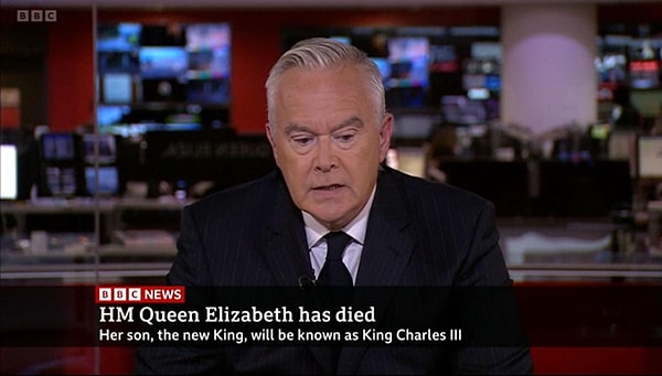 Huw Edwards, geçtiğimiz yıl hayatını kaybeden İngiltere Kraliçesi Elizabeth’in ölüm haberini dünyaya duyuran spiker olarak ünlenmişti. Ayrıca Edwards’ın kurumdaki en yüksek maaşlı elamanlardan biri olduğu da iddia edilmişti.