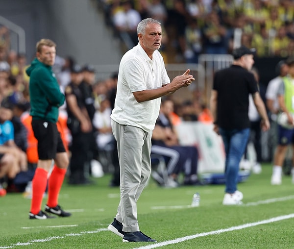 Mourinho yönetiminde ikinci resmi maçına çıkan Fenerbahçe, Şampiyonlar Ligi'nde adını bir üst tura yazdırmayı başardı.