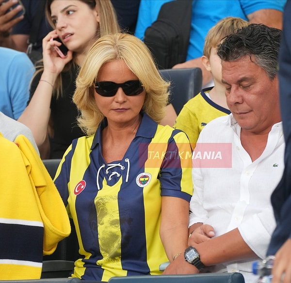 Üstünden buram buram asalet akan Müge Anlı, eşiyle beraber tribünlerdeydi. Müge Anlı'yı Fenerbahçe formasıyla takımının yanında gören sosyal medya kullanıcıları da duramadı tabii!