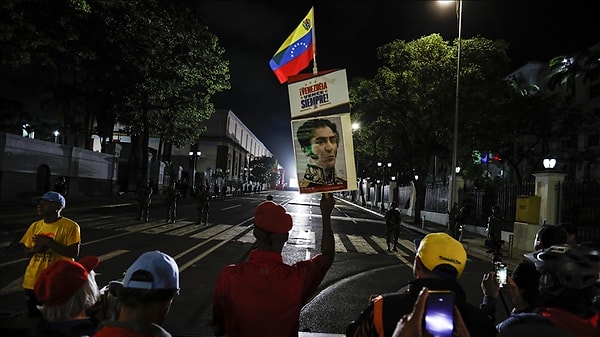 Venezuela Savunma Bakanı Vladimir Padrino Lopez, "Ülkenin 2014, 2017 ve 2019 karanlığına dönmesine müsaade etmeyeceğiz. Yanlış bir adım atmayın." ifadelerini kullandı.