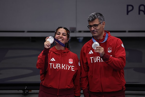 Paris 2024 Olimpiyat Oyunları'nda 10 metre havalı tabanca karışık takım kategorisinde ülkemizi temsil eden Yusuf Dikeç ve Şevval İlayda Tarhan, gümüş madalyanın sahibi olmuştu.